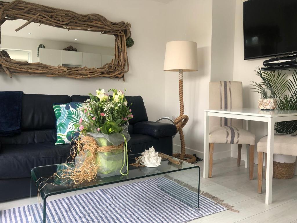 Ocean Drive Deluxe Apartment ground floor Brean Down complimentary Tray and continental Breakfast