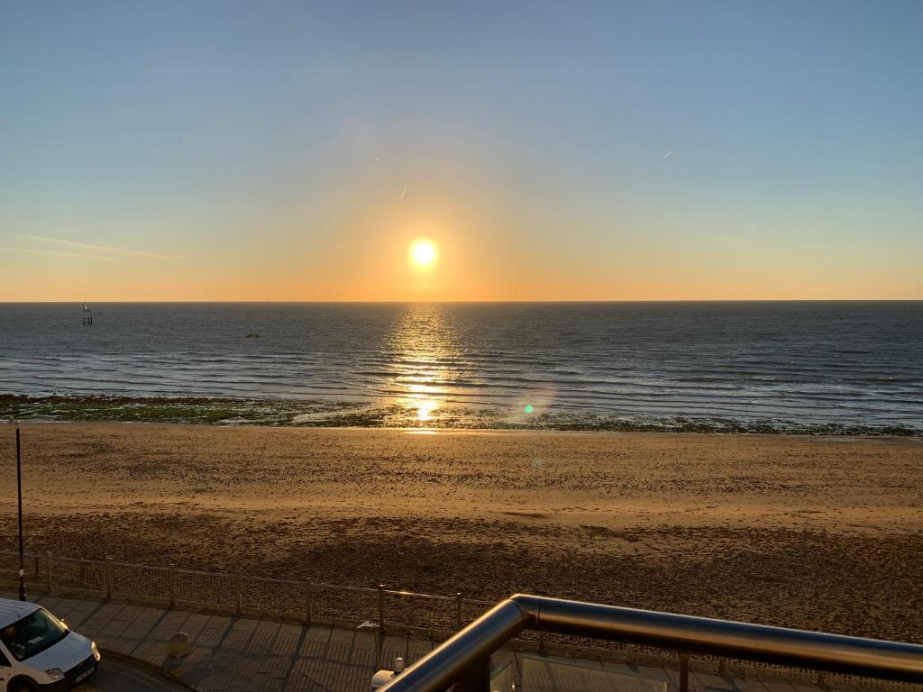 Gorgeous 2 Bed Apartment with Stunning Sea Views with Free Parking and Fast Internet