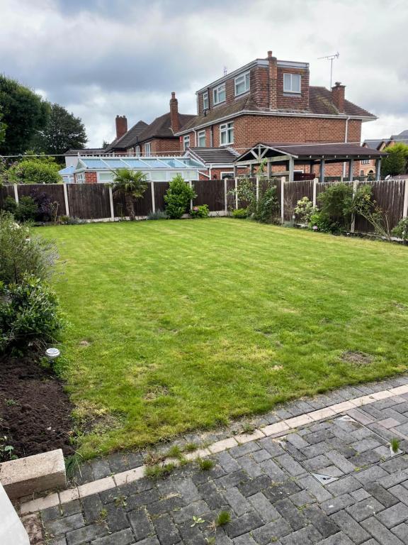 Beautiful 5-Bed House in Walsall