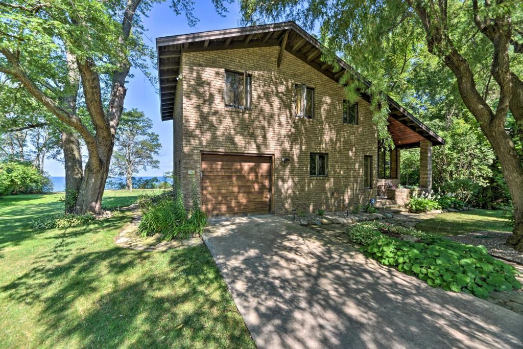 Lake Erie House with Private Yard and Fire Pit