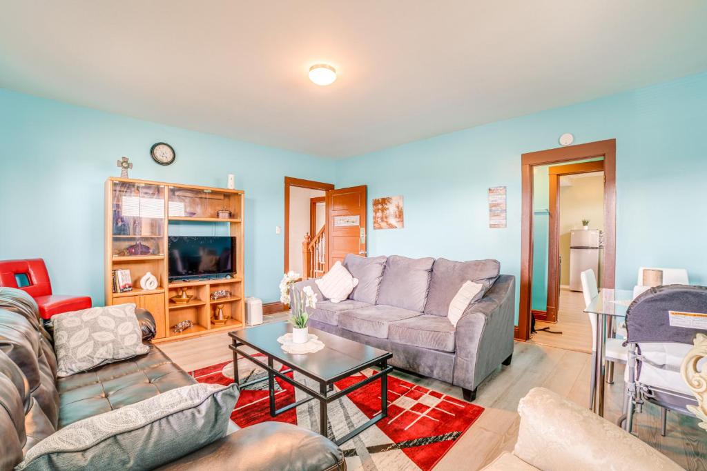 South Chicago Heights Apartment 32 Mi to City!