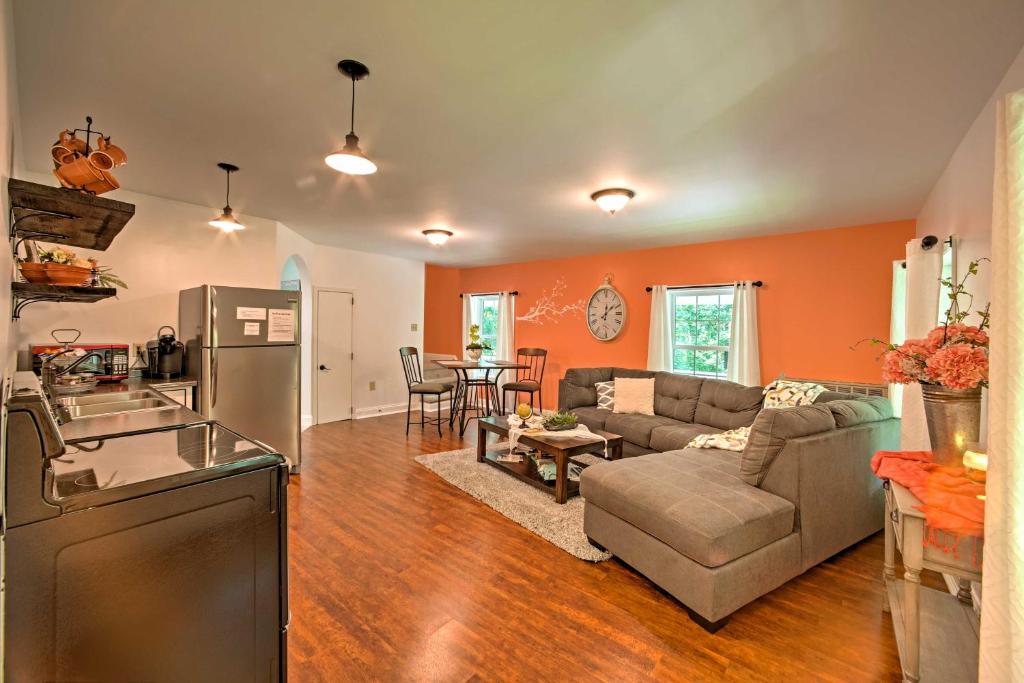 Cottage with Hot Tub and Fire Pit By Mahantango Creek